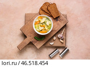 Чаша с вкусным супом с клецками, хлебом и специями на цветном фоне. Стоковое фото, фотограф Pixel_shot / Фотобанк Лори