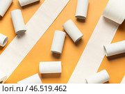 Рулоны туалетной бумаги и картонные тубы на цветном фоне. Стоковое фото, фотограф Pixel_shot / Фотобанк Лори