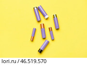 Щелочные батарейки разбросаны по желтому фону. Стоковое фото, фотограф Pixel_shot / Фотобанк Лори