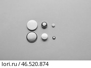 Литиевые кнопочные батареи на светлом фоне. Стоковое фото, фотограф Pixel_shot / Фотобанк Лори