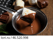 Макаем вкусный зефир на гриле в шоколаде на деревянном фоне. Стоковое фото, фотограф Pixel_shot / Фотобанк Лори