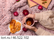 Женские руки с чашкой чая, сухофруктами и цветами на фоне ткани. Стоковое фото, фотограф Pixel_shot / Фотобанк Лори