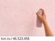 Женская рука с баллончиком краски возле цветной стены, крупный план. Стоковое фото, фотограф Pixel_shot / Фотобанк Лори