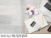 Инструменты, калькулятор, ноутбук и ламинированные доски на полу. Стоковое фото, фотограф Pixel_shot / Фотобанк Лори