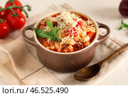 Миска паста фаджоли с сыром, руколой и помидорами на белом фоне. Стоковое фото, фотограф Pixel_shot / Фотобанк Лори