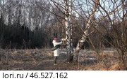 Женщина заполняет лесную кормушку для птиц кормом. Февраль. A woman fills a forest bird feeder with food. February. Стоковое видео, видеограф Горшков Александр / Фотобанк Лори