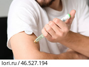 Диабетический молодой человек использует ланцетный перо дома, крупным планом. Стоковое фото, фотограф Pixel_shot / Фотобанк Лори