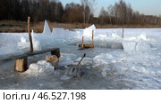Зимняя купальня на озере. Февраль. Winter swimming on the lake. February. Стоковое видео, видеограф Горшков Александр / Фотобанк Лори