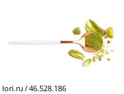 Ложка с вкусной фисташковой пастой на белом фоне. Стоковое фото, фотограф Pixel_shot / Фотобанк Лори