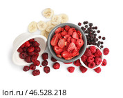 Миски с вкусными сублимированными фруктами на белом фоне. Стоковое фото, фотограф Pixel_shot / Фотобанк Лори