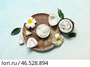Миска с кокосовым маслом, свежими фруктами и цветами плюмерии на светло-голубом фоне. Стоковое фото, фотограф Pixel_shot / Фотобанк Лори