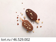 Вкусное шоколадное мороженое с измельченными орехами на белом столе. Стоковое фото, фотограф Pixel_shot / Фотобанк Лори