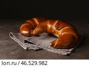 Вкусные свежие серповидные рулетики на сером столе. Стоковое фото, фотограф Pixel_shot / Фотобанк Лори