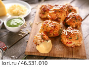 Деревянная доска с вкусными колбасными шариками на столе. Стоковое фото, фотограф Pixel_shot / Фотобанк Лори