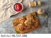 Деревянная доска с вкусными колбасными шариками на столе, вид сверху. Стоковое фото, фотограф Pixel_shot / Фотобанк Лори