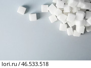 Кубики рафинированного сахара на светлом фоне, вид сверху. Стоковое фото, фотограф Pixel_shot / Фотобанк Лори