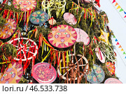 Украшенная ель (крупный план). Празднование Масленицы. Москва. Редакционное фото, фотограф E. O. / Фотобанк Лори