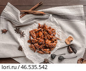 Вкусные засахаренные орехи пекан на деревянном столе. Стоковое фото, фотограф Pixel_shot / Фотобанк Лори