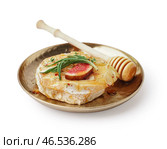 Тарелка с вкусным запеченным сыром Камамбер на белом фоне. Стоковое фото, фотограф Pixel_shot / Фотобанк Лори
