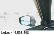 A car window is fogged up and the driver is looking out the window. Стоковое видео, видеограф Скрипачев Антон / Фотобанк Лори
