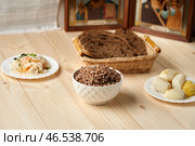 Put food on the table of the Orthodox believer who complies with the rules of nutrition during the Great Orthodox Post. Стоковое фото, фотограф Скрипачев Антон / Фотобанк Лори