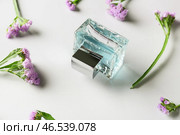 Флакон с цветочными духами на белом фоне. Стоковое фото, фотограф Pixel_shot / Фотобанк Лори