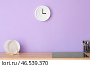 Кухонная стойка с электроплитой у цветной стены. Стоковое фото, фотограф Pixel_shot / Фотобанк Лори