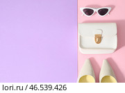 Набор женских аксессуаров и солнцезащитных очков на цветном фоне. Стоковое фото, фотограф Pixel_shot / Фотобанк Лори