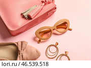 Набор женских аксессуаров и солнцезащитных очков на цветном фоне. Стоковое фото, фотограф Pixel_shot / Фотобанк Лори