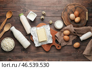 Различные молочные продукты без лактозы на деревянном фоне. Стоковое фото, фотограф Pixel_shot / Фотобанк Лори
