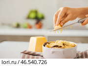 Женщина натирает сыр на кухне, крупным планом. Стоковое фото, фотограф Pixel_shot / Фотобанк Лори