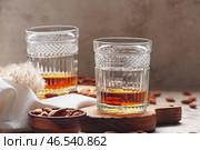 Стаканы миндального ликера и орехов на столе, крупным планом. Стоковое фото, фотограф Pixel_shot / Фотобанк Лори