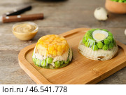 Поднос с вкусным заливным на столе. Стоковое фото, фотограф Pixel_shot / Фотобанк Лори