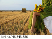 Романтичная девушка с подсолнухами на фоне убранного поля. Стоковое фото, фотограф Pixel_shot / Фотобанк Лори