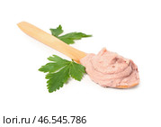 Деревянная ложка с вкусным паштетом и петрушкой на белом фоне. Стоковое фото, фотограф Pixel_shot / Фотобанк Лори