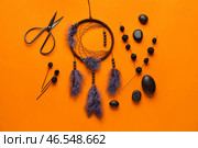 Ловец снов с материалами на оранжевом фоне. Стоковое фото, фотограф Pixel_shot / Фотобанк Лори