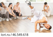 Visitors to studio, observe professional male break dance rendering of elements performances couch. Стоковое фото, фотограф Яков Филимонов / Фотобанк Лори