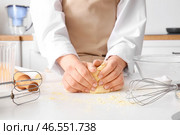 Женщина месит тесто для итальянских Гриссини на белом столе на кухне. Стоковое фото, фотограф Pixel_shot / Фотобанк Лори