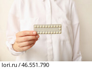 Женщина с гормональными таблетками на белом фоне, крупным планом. Стоковое фото, фотограф Pixel_shot / Фотобанк Лори