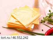 Кусочки вкусного обработанного сыра с луком-пореем и чили на розовом фоне плитки. Стоковое фото, фотограф Pixel_shot / Фотобанк Лори