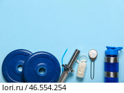 Спортивный инвентарь, таблетки аминокислот, порошок и бутылка воды на цветном фоне. Стоковое фото, фотограф Pixel_shot / Фотобанк Лори