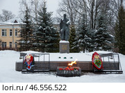 Мемориальный комплекс, посвящённый Великой Отечественной войне. Город Тосно, Ленинградская область, Россия. Братское захоронение советских воинов, погибших в 1941-1944 гг. Зимний вид на покрытый снегом мемориал. На пьедестале статуи солдата текст «Вечная слава героям». Около вечного огня возложены цветы и венки. Редакционное фото, фотограф Андрей Степанов / Фотобанк Лори