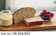Traditional vanilla pound cake baked in a bundt pan served with fresh berries. The concept of healthy and proper nutrition, healthy lifestyle, cooking, recipes of favorite dishes, 4k. Стоковое AI-видео, аниматор ALLA YURTAYEVA / Фотобанк Лори