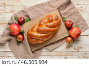 Фрукты и хала на деревянном фоне. Празднование Рош ха-Шана (еврейский Новый год) Стоковое фото, фотограф Pixel_shot / Фотобанк Лори