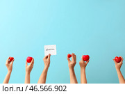 Женские руки с красными сердцами и словом ДОНАТ на цветном фоне. Стоковое фото, фотограф Pixel_shot / Фотобанк Лори