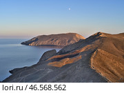 Крымский вечерний пейзаж с луной над морем и горами. Отдыхающие в Орджоникидзе люди спускаются по горным тропинкам к морю. (2020 год). Стоковое фото, фотограф Владимир Литвинов / Фотобанк Лори