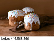 Вкусные куличи и веточки вербы на столе. Стоковое фото, фотограф Pixel_shot / Фотобанк Лори