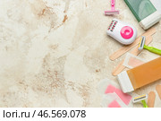 Различные расходные материалы для удаления волос на светлом гранж-фоне. Стоковое фото, фотограф Pixel_shot / Фотобанк Лори
