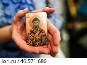 Икона с изображением святителя Спиридона Тримифунтского в руках верующего. Стоковое фото, фотограф Михаил Терещенко / ТАСС / Фотобанк Лори