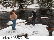 Девушки фотографируются в лесу у реки зимой. Редакционное фото, фотограф Сергей Крамарев / Фотобанк Лори